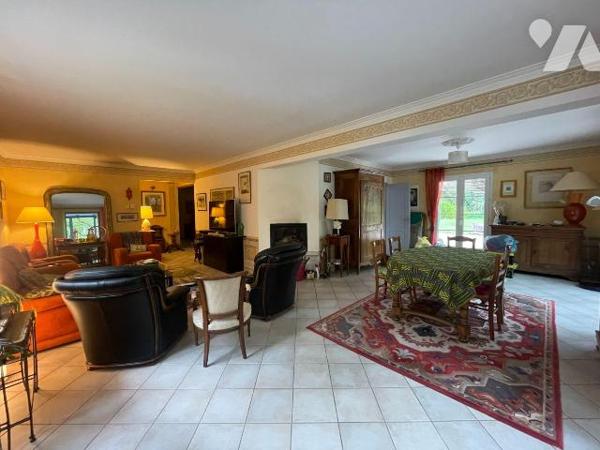 A ACHETER sur la commune de SAINTIGNY

Une charmante maison comprenant:

Au rez-de-chaussée...