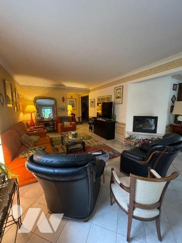 A ACHETER sur la commune de SAINTIGNY

Une charmante maison comprenant:

Au rez-de-chaussée...