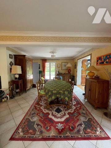 A ACHETER sur la commune de SAINTIGNY

Une charmante maison comprenant:

Au rez-de-chaussée...