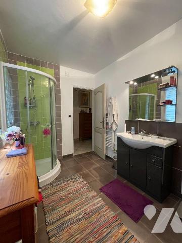 A ACHETER sur la commune de SAINTIGNY

Une charmante maison comprenant:

Au rez-de-chaussée...