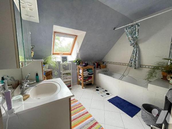 A ACHETER sur la commune de SAINTIGNY

Une charmante maison comprenant:

Au rez-de-chaussée...