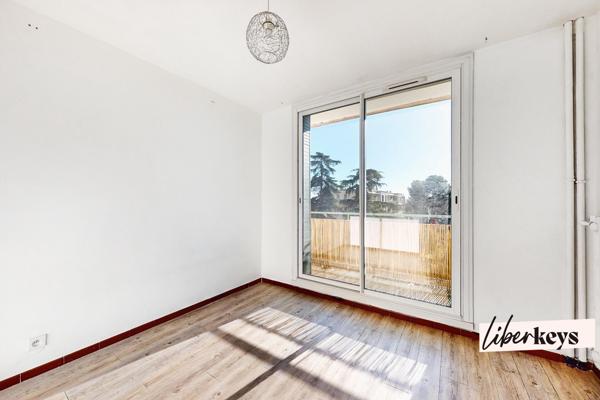 Nîmes, T3 vendu libre avec balcon, cave et stationnement privatif.