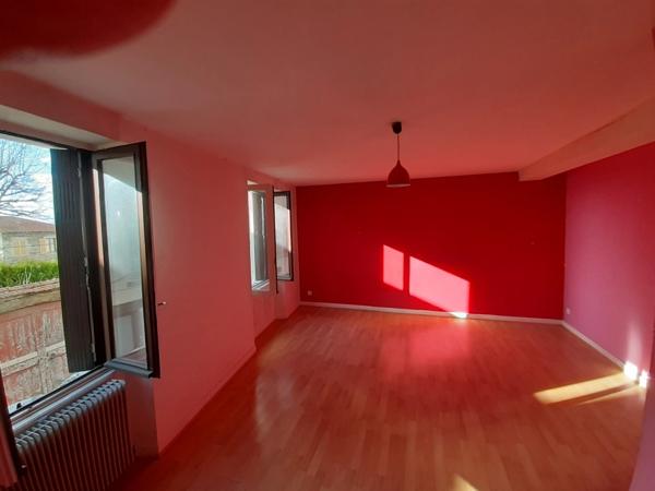 Dpt Loire (42), à vendre PANISSIERES immeuble