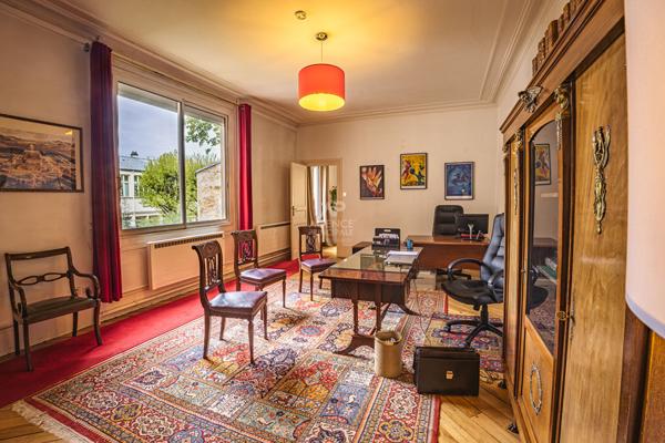 Versailles Notre-Dame Appartement 5 piècxes 129 m² carrez situe au 1er étage avec cave €1 120 000 ** - Référence 27658