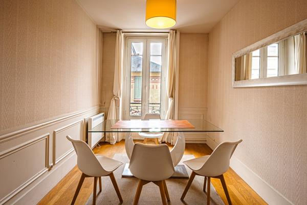 Versailles Notre-Dame Appartement 5 piècxes 129 m² carrez situe au 1er étage avec cave €1 120 000 ** - Référence 27658