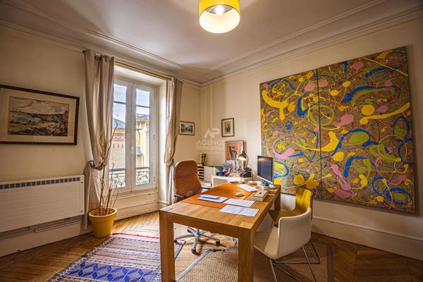Versailles Notre-Dame Appartement 5 piècxes 129 m² carrez situe au 1er étage avec cave €1 120 000 ** - Référence 27658