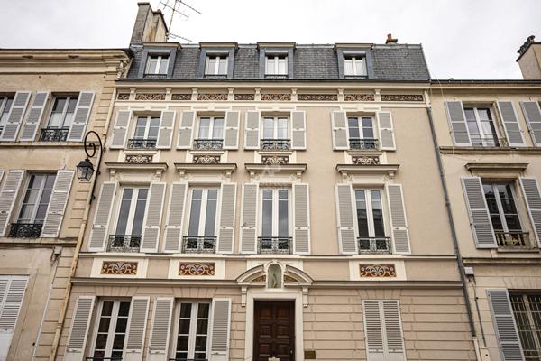 Versailles Notre-Dame Appartement 5 piècxes 129 m² carrez situe au 1er étage avec cave €1 120 000 ** - Référence 27658