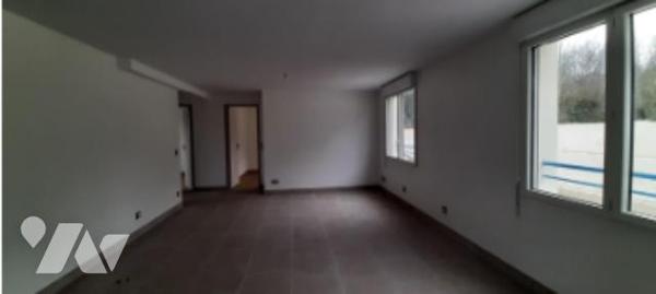 Appartement T 4
Pièce à vivre, 3 ch, sdb, W.C.
2 places de parking
cave
