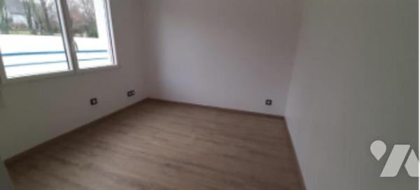 Appartement T 4
Pièce à vivre, 3 ch, sdb, W.C.
2 places de parking
cave