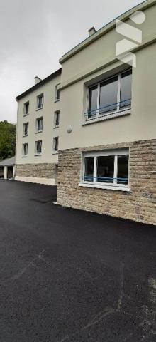 Appartement T 4
Pièce à vivre, 3 ch, sdb, W.C.
2 places de parking
cave