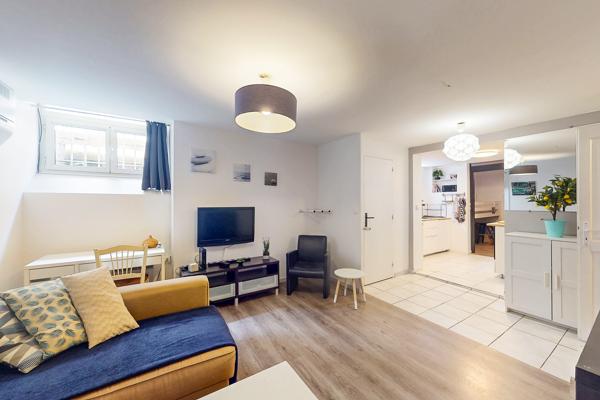 T2 bis de 44 m² avec séjour, cuisine indépendante et deux coins nuit
