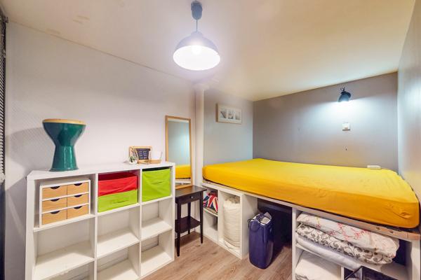 T2 bis de 44 m² avec séjour, cuisine indépendante et deux coins nuit