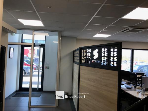 Bureaux à louer à Meyzieu lumineux avec accès autoroute et transports