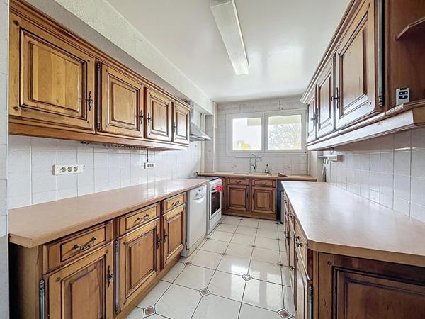 Appartement 77 m² avec balcons, cave et box –