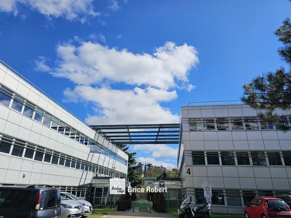 Bureaux à louer à Ecully avec parking et terrasse commune aménagée