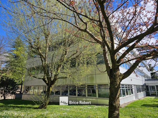 Bureaux à louer à Ecully avec parking et terrasse commune aménagée