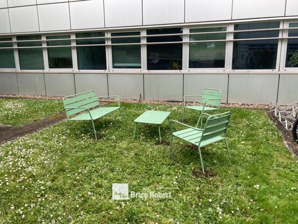 Bureaux à louer à Ecully avec parking et terrasse commune aménagée
