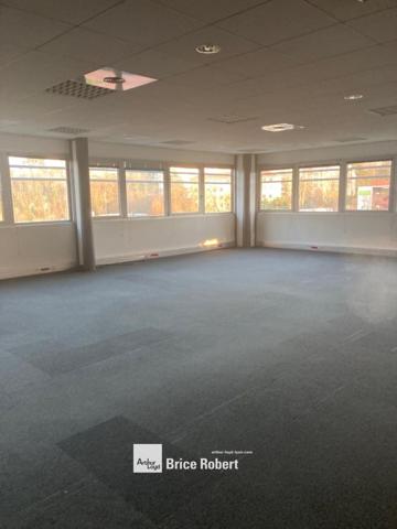 Bureaux à louer à Ecully avec parking et terrasse commune aménagée