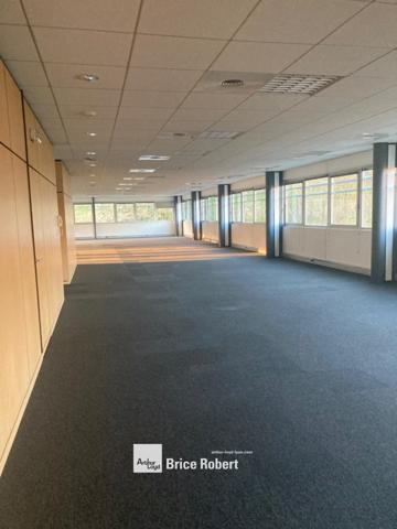 Bureaux à louer à Ecully avec parking et terrasse commune aménagée