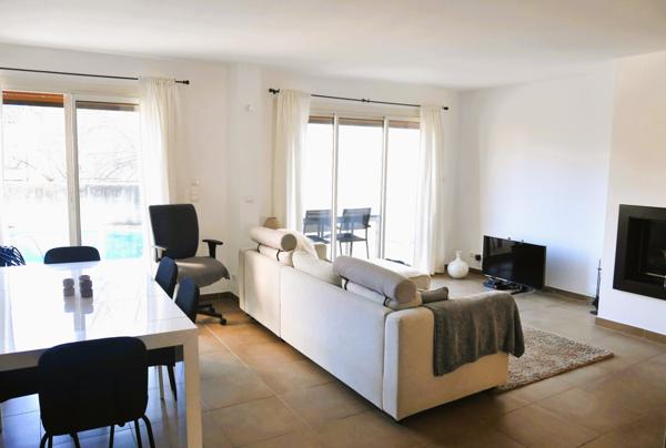 Trets (13530) Maison de Ville de type 5 avec garage, terrasse, piscine et dépendance.