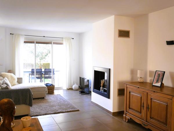 Trets (13530) Maison de Ville de type 5 avec garage, terrasse, piscine et dépendance.