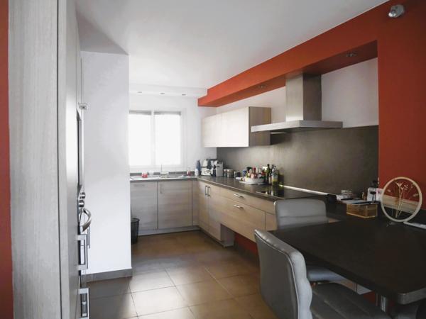 Trets (13530) Maison de Ville de type 5 avec garage, terrasse, piscine et dépendance.