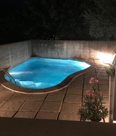 Trets (13530) Maison de Ville de type 5 avec garage, terrasse, piscine et dépendance.