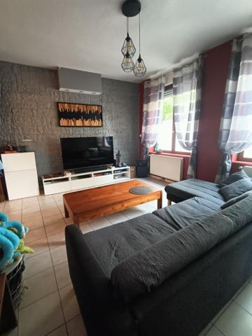 maison mitoyenne avec du potentiel et chaleureuse