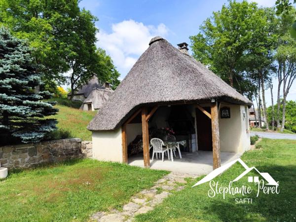 Maison de charme avec toit en chaume à Peyrelevade – Équipements de qualité et cadre idyllique !