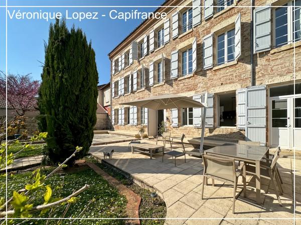 Agen quartier Préfecture, élégante demeure du XIXe siècle de 292 m² avec ascenseur, jardin, garage et piscine.