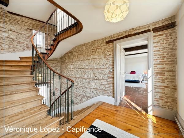 Agen quartier Préfecture, élégante demeure du XIXe siècle de 292 m² avec ascenseur, jardin, garage et piscine.