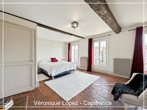 Agen quartier Préfecture, élégante demeure du XIXe siècle de 292 m² avec ascenseur, jardin, garage et piscine.