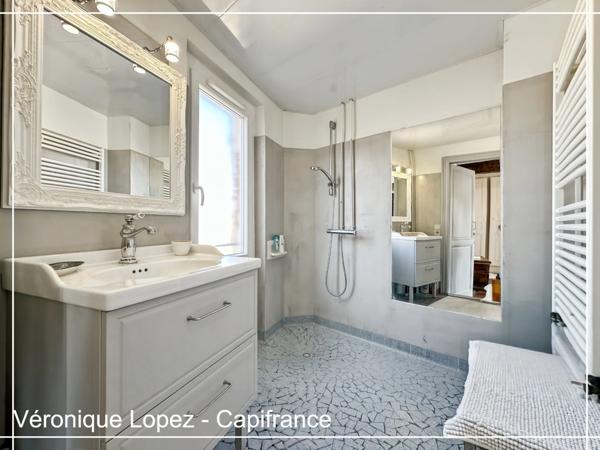 Agen quartier Préfecture, élégante demeure du XIXe siècle de 292 m² avec ascenseur, jardin, garage et piscine.