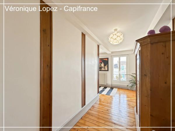 Agen quartier Préfecture, élégante demeure du XIXe siècle de 292 m² avec ascenseur, jardin, garage et piscine.