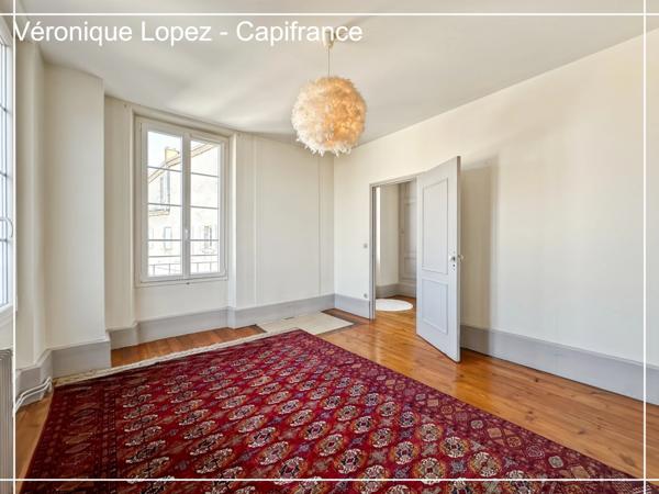 Agen quartier Préfecture, élégante demeure du XIXe siècle de 292 m² avec ascenseur, jardin, garage et piscine.