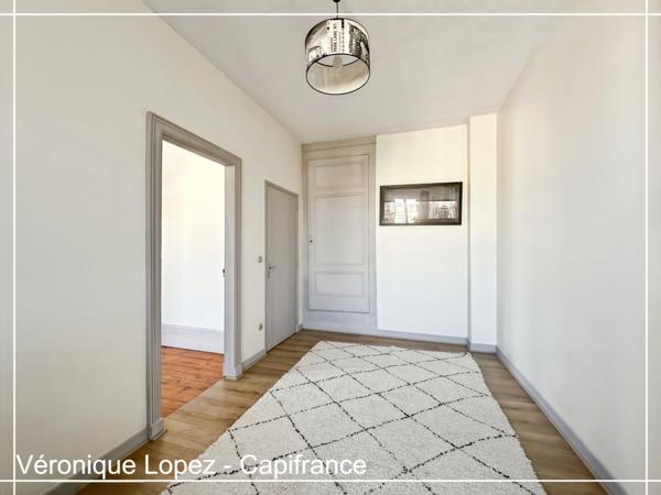 Agen quartier Préfecture, élégante demeure du XIXe siècle de 292 m² avec ascenseur, jardin, garage et piscine.