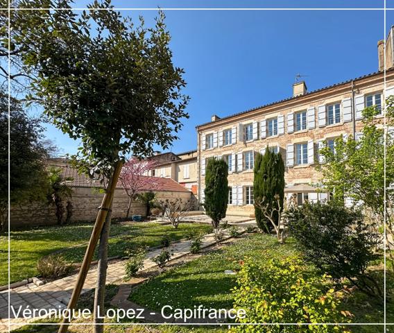 Agen quartier Préfecture, élégante demeure du XIXe siècle de 292 m² avec ascenseur, jardin, garage et piscine.