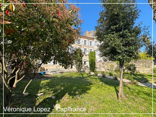 Agen quartier Préfecture, élégante demeure du XIXe siècle de 292 m² avec ascenseur, jardin, garage et piscine.