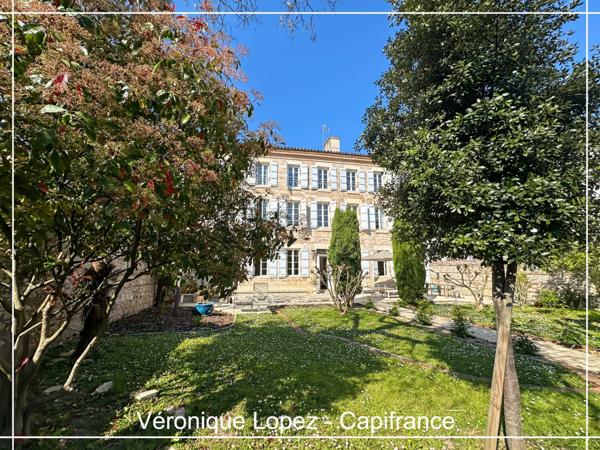 Agen quartier Préfecture, élégante demeure du XIXe siècle de 292 m² avec ascenseur, jardin, garage et piscine.