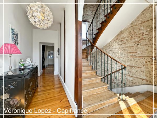 Agen quartier Préfecture, élégante demeure du XIXe siècle de 292 m² avec ascenseur, jardin, garage et piscine.