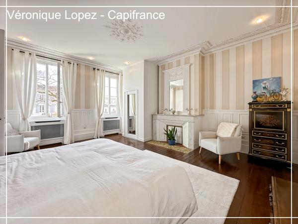 Agen quartier Préfecture, élégante demeure du XIXe siècle de 292 m² avec ascenseur, jardin, garage et piscine.