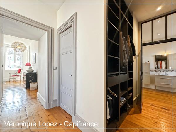 Agen quartier Préfecture, élégante demeure du XIXe siècle de 292 m² avec ascenseur, jardin, garage et piscine.