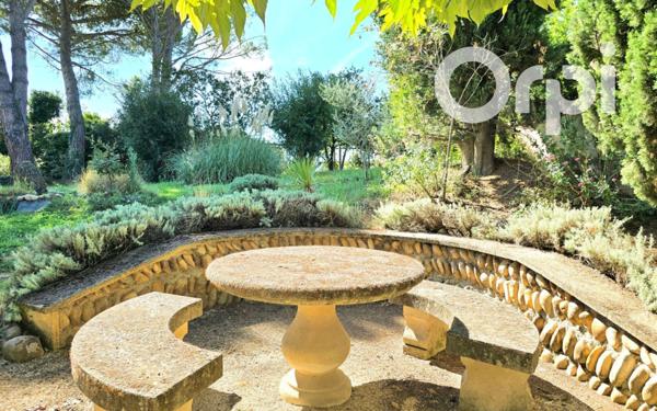 Maison à vendre    11 pièces •  Saint-Martin-de-Crau