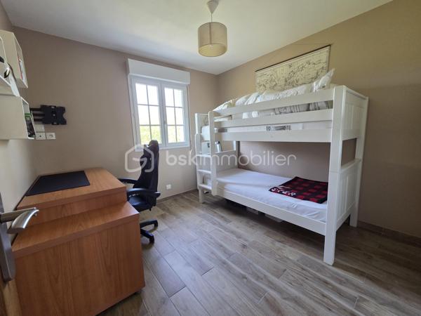 Vous serez séduit par sa belle pièce de vie de 43 m², composée d’une cuisine équipée ouverte sur un salon-séjour, agrémenté d’un poêle à granulés.

L’espace nuit comprend 2 chambres avec placards (9 et 10 m2), une jolie salle d’eau avec douche à l’italienne et WC (7 m2).

À l’extérieur, le terrain entièrement clos de 769 m² avec son patio équipé d’une cheminée, un local de 11 m² et un WC extérieur viennent compléter l’ensemble.

Les + qui font la différence :
Pavillon en parfait état
Menuiseries PVC
Volets roulants
Fosse septique aux normes

Un bien prêt à vivre, idéal pour ceux qui recherchent confort, tranquillité et extérieur sans les contraintes des travaux.

À visiter rapidement… il pourrait bien être votre prochain coup de cœur !