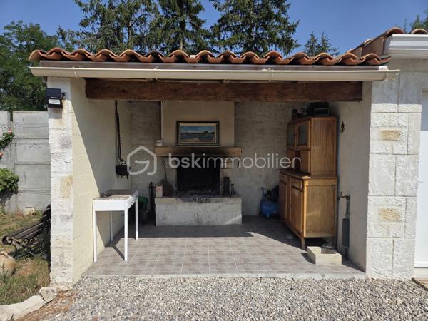 Vous serez séduit par sa belle pièce de vie de 43 m², composée d’une cuisine équipée ouverte sur un salon-séjour, agrémenté d’un poêle à granulés.

L’espace nuit comprend 2 chambres avec placards (9 et 10 m2), une jolie salle d’eau avec douche à l’italienne et WC (7 m2).

À l’extérieur, le terrain entièrement clos de 769 m² avec son patio équipé d’une cheminée, un local de 11 m² et un WC extérieur viennent compléter l’ensemble.

Les + qui font la différence :
Pavillon en parfait état
Menuiseries PVC
Volets roulants
Fosse septique aux normes

Un bien prêt à vivre, idéal pour ceux qui recherchent confort, tranquillité et extérieur sans les contraintes des travaux.

À visiter rapidement… il pourrait bien être votre prochain coup de cœur !