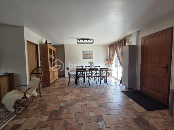 Vous serez séduit par sa belle pièce de vie de 43 m², composée d’une cuisine équipée ouverte sur un salon-séjour, agrémenté d’un poêle à granulés.

L’espace nuit comprend 2 chambres avec placards (9 et 10 m2), une jolie salle d’eau avec douche à l’italienne et WC (7 m2).

À l’extérieur, le terrain entièrement clos de 769 m² avec son patio équipé d’une cheminée, un local de 11 m² et un WC extérieur viennent compléter l’ensemble.

Les + qui font la différence :
Pavillon en parfait état
Menuiseries PVC
Volets roulants
Fosse septique aux normes

Un bien prêt à vivre, idéal pour ceux qui recherchent confort, tranquillité et extérieur sans les contraintes des travaux.

À visiter rapidement… il pourrait bien être votre prochain coup de cœur !