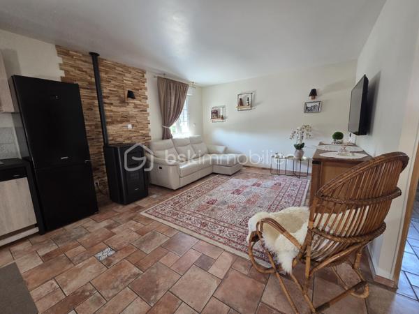 Vous serez séduit par sa belle pièce de vie de 43 m², composée d’une cuisine équipée ouverte sur un salon-séjour, agrémenté d’un poêle à granulés.

L’espace nuit comprend 2 chambres avec placards (9 et 10 m2), une jolie salle d’eau avec douche à l’italienne et WC (7 m2).

À l’extérieur, le terrain entièrement clos de 769 m² avec son patio équipé d’une cheminée, un local de 11 m² et un WC extérieur viennent compléter l’ensemble.

Les + qui font la différence :
Pavillon en parfait état
Menuiseries PVC
Volets roulants
Fosse septique aux normes

Un bien prêt à vivre, idéal pour ceux qui recherchent confort, tranquillité et extérieur sans les contraintes des travaux.

À visiter rapidement… il pourrait bien être votre prochain coup de cœur !