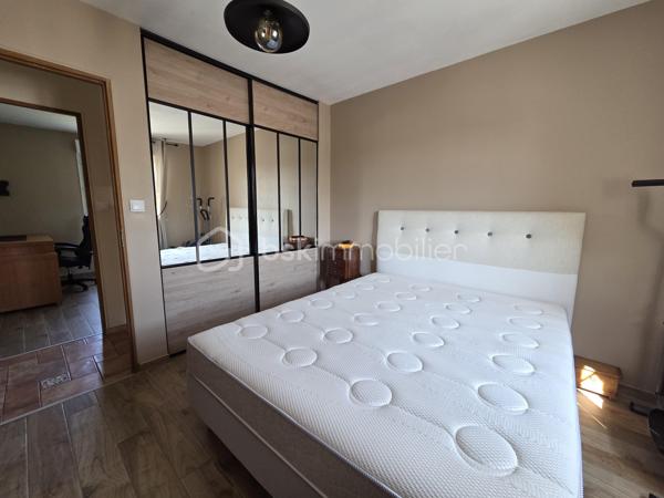 Vous serez séduit par sa belle pièce de vie de 43 m², composée d’une cuisine équipée ouverte sur un salon-séjour, agrémenté d’un poêle à granulés.

L’espace nuit comprend 2 chambres avec placards (9 et 10 m2), une jolie salle d’eau avec douche à l’italienne et WC (7 m2).

À l’extérieur, le terrain entièrement clos de 769 m² avec son patio équipé d’une cheminée, un local de 11 m² et un WC extérieur viennent compléter l’ensemble.

Les + qui font la différence :
Pavillon en parfait état
Menuiseries PVC
Volets roulants
Fosse septique aux normes

Un bien prêt à vivre, idéal pour ceux qui recherchent confort, tranquillité et extérieur sans les contraintes des travaux.

À visiter rapidement… il pourrait bien être votre prochain coup de cœur !