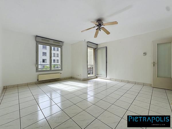 Appartement T3 de 79m2 traversant avec 2 balcons et plase de parking en sous-sol
