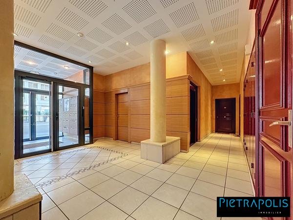 Appartement T3 de 79m2 traversant avec 2 balcons et plase de parking en sous-sol